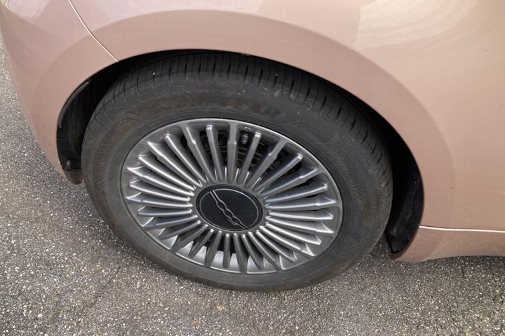 Grå Fiat 500e fra 2023