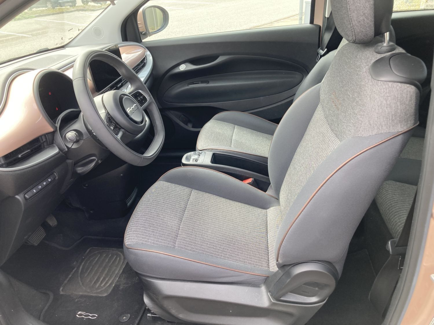 Grå Fiat 500e fra 2023
