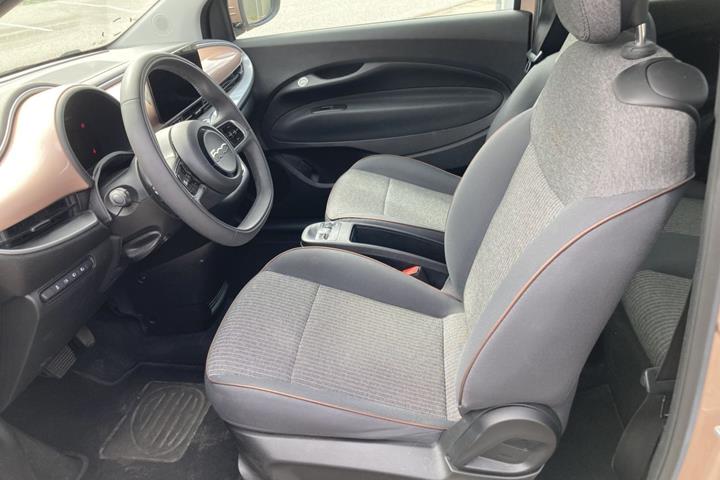 Grå Fiat 500e fra 2023