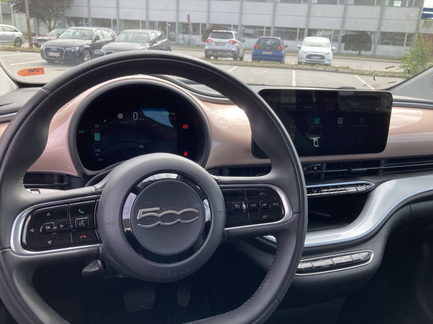 Grå Fiat 500e fra 2023