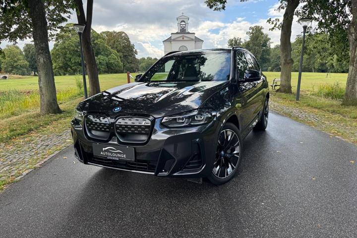 Grå BMW iX3 fra 2023