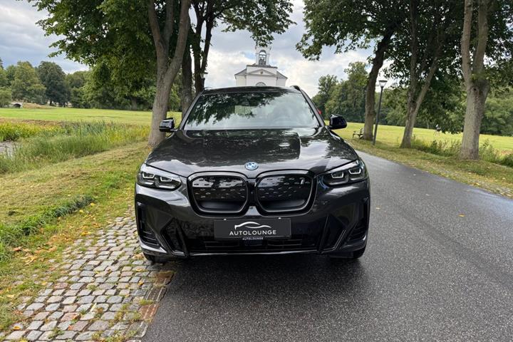 Grå BMW iX3 fra 2023