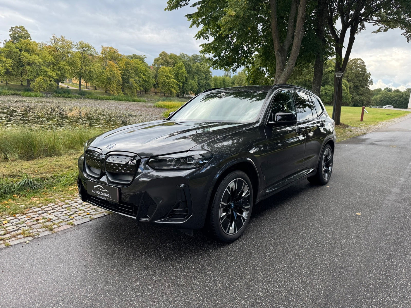 Grå BMW iX3 fra 2023