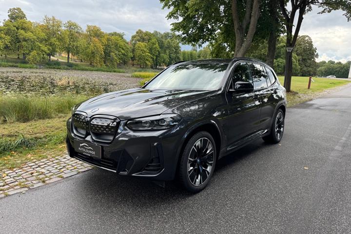 Grå BMW iX3 fra 2023