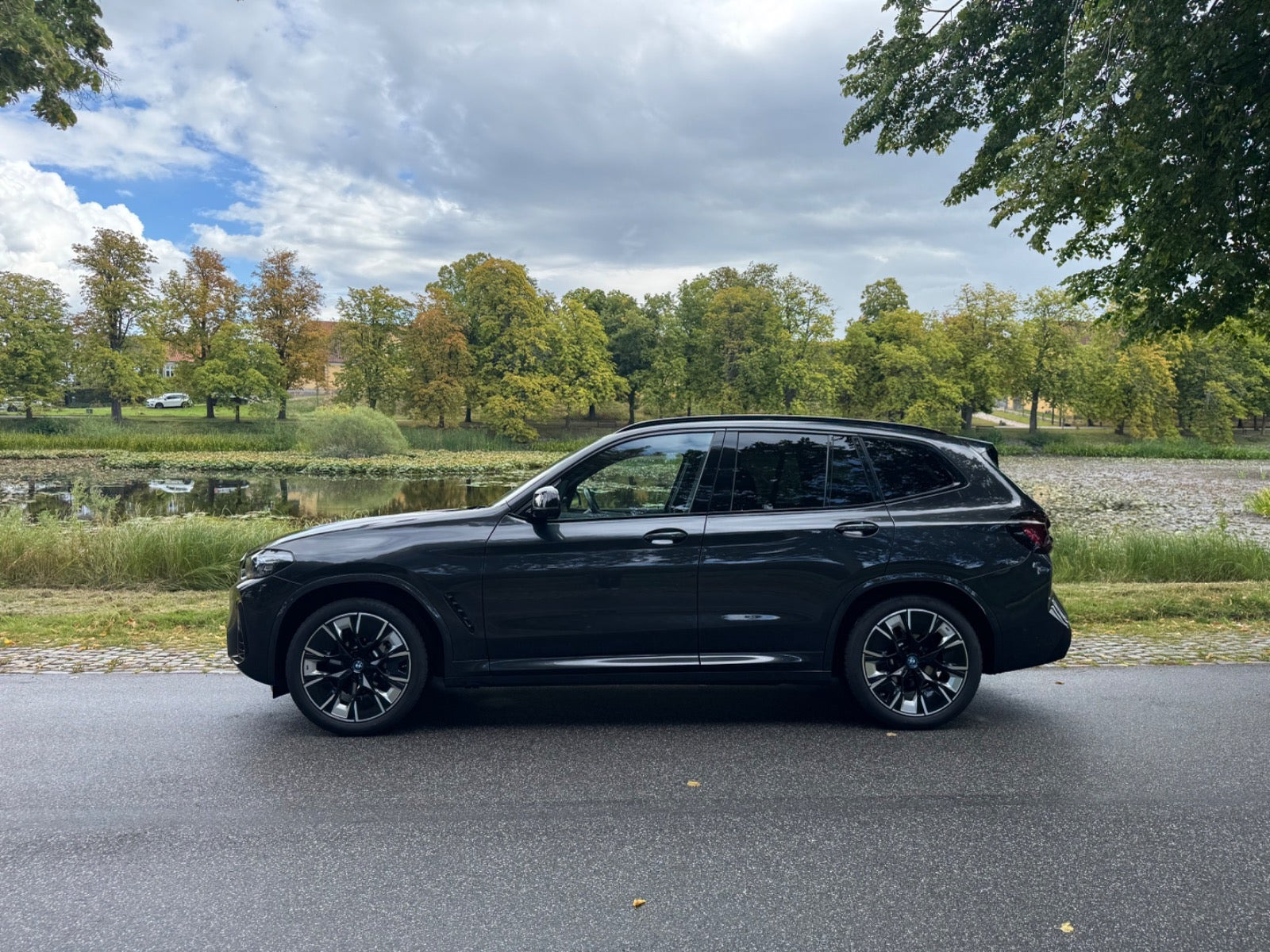 Grå BMW iX3 fra 2023