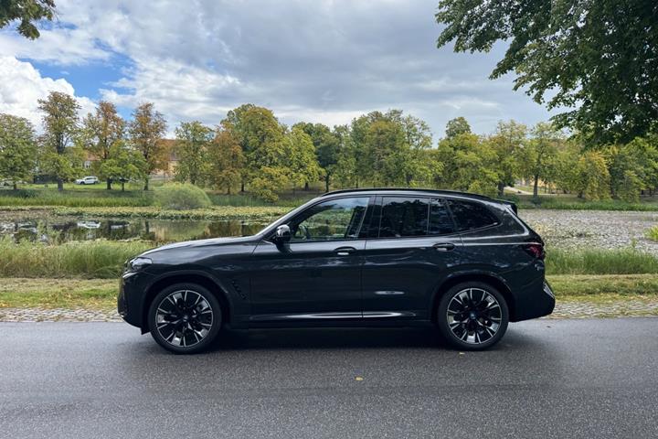 Grå BMW iX3 fra 2023