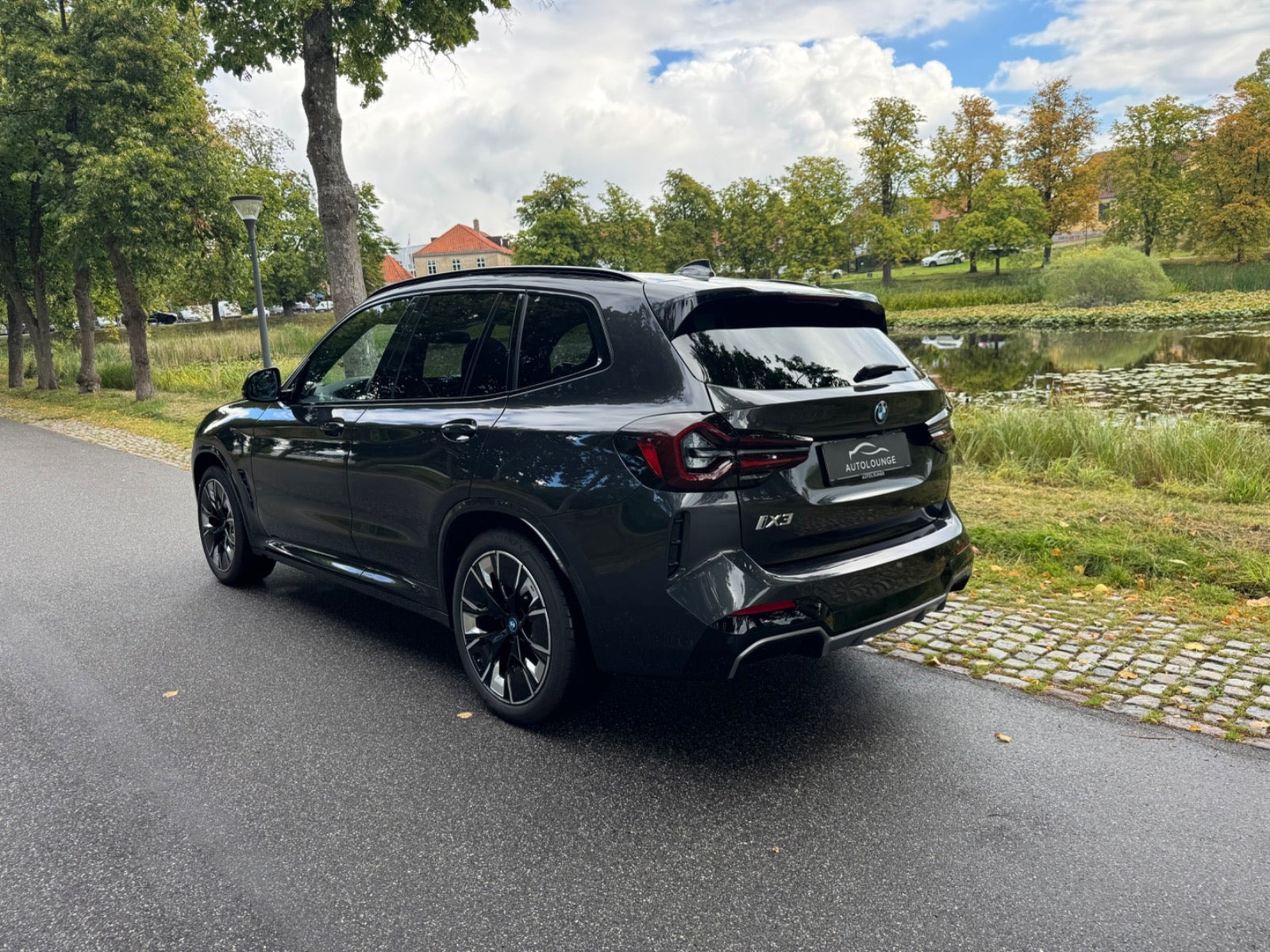 Grå BMW iX3 fra 2023