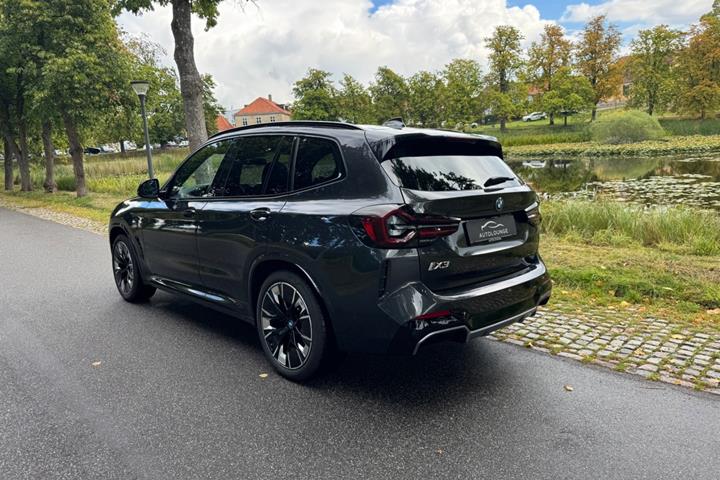 Grå BMW iX3 fra 2023