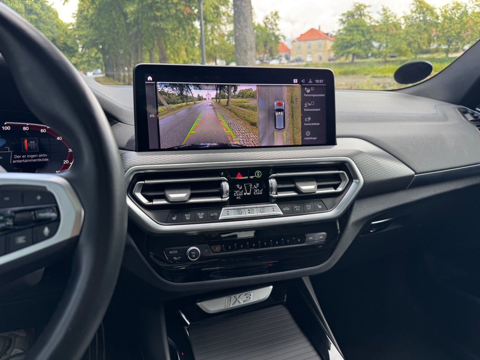 Grå BMW iX3 fra 2023