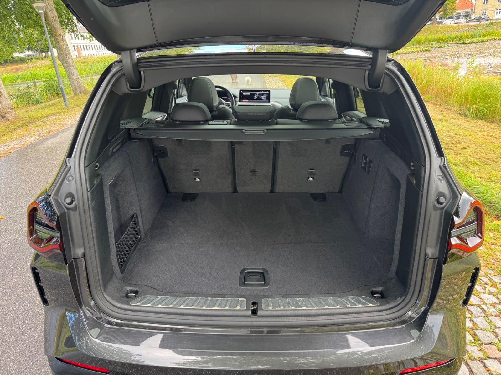 Grå BMW iX3 fra 2023