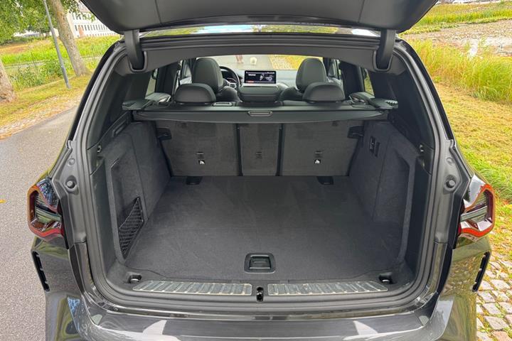 Grå BMW iX3 fra 2023
