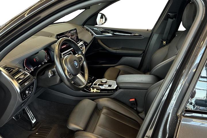 Grå BMW iX3 fra 2024