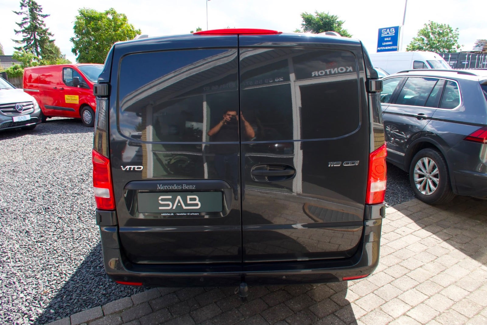 Sort Mercedes Vito 119 fra 2020