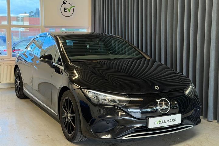 Sort Mercedes EQE300 fra 2023