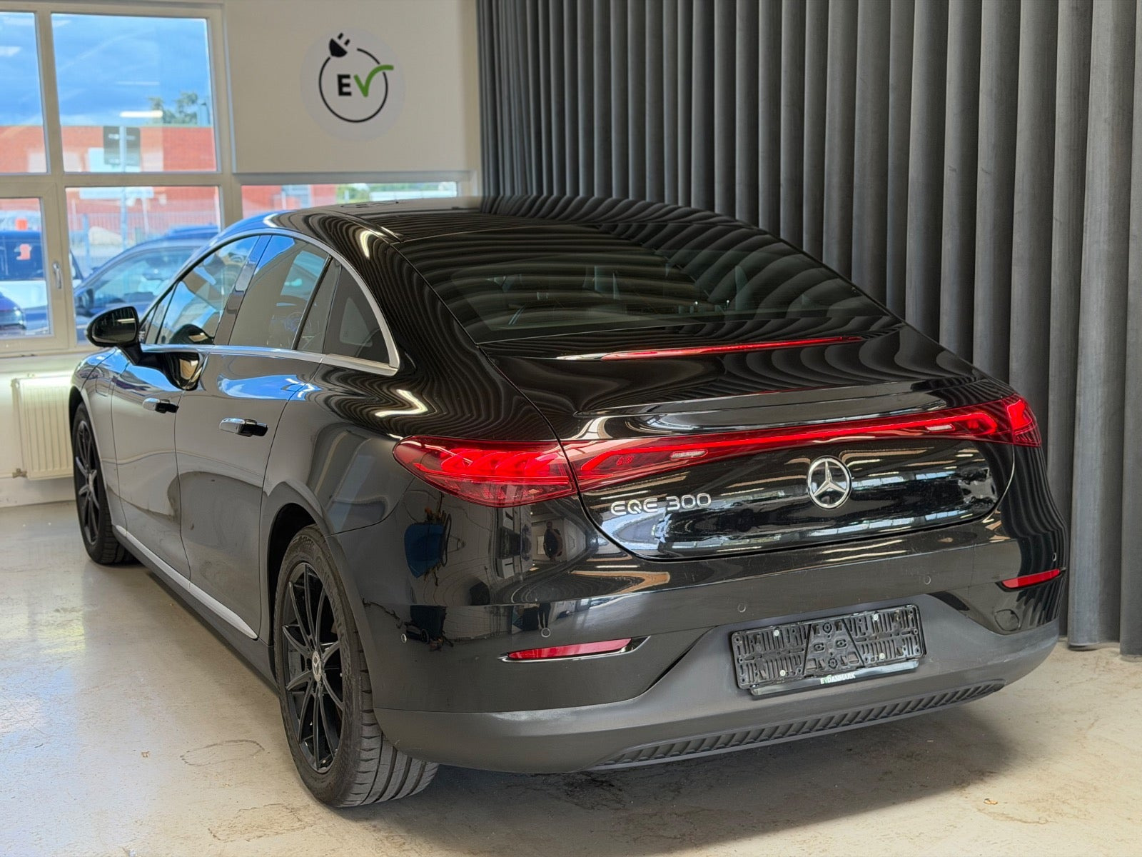 Sort Mercedes EQE300 fra 2023