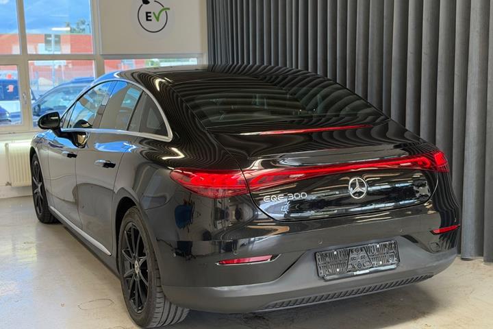 Sort Mercedes EQE300 fra 2023