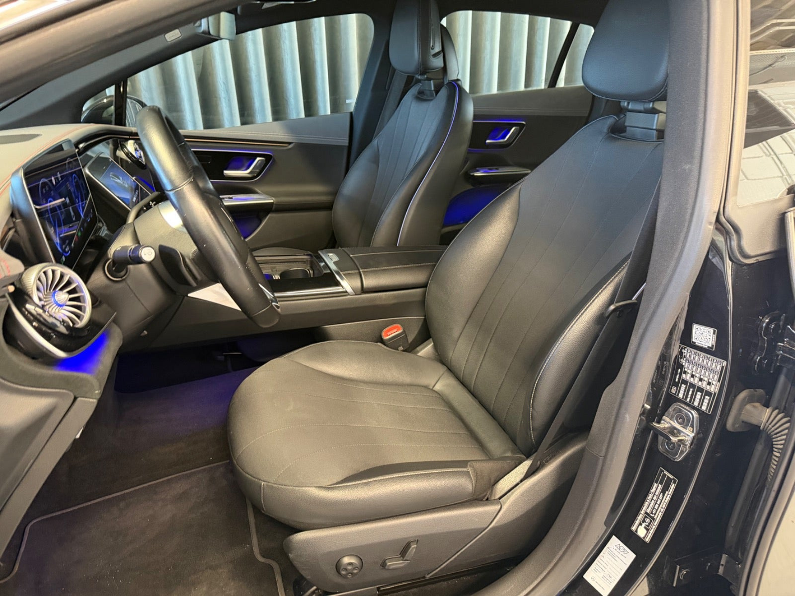 Sort Mercedes EQE300 fra 2023