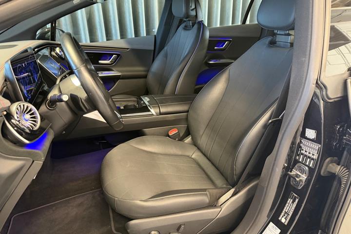 Sort Mercedes EQE300 fra 2023