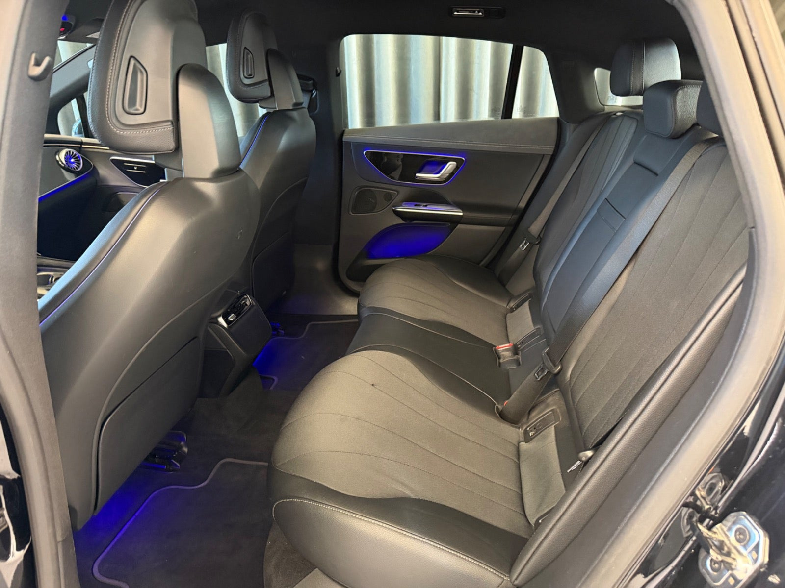 Sort Mercedes EQE300 fra 2023