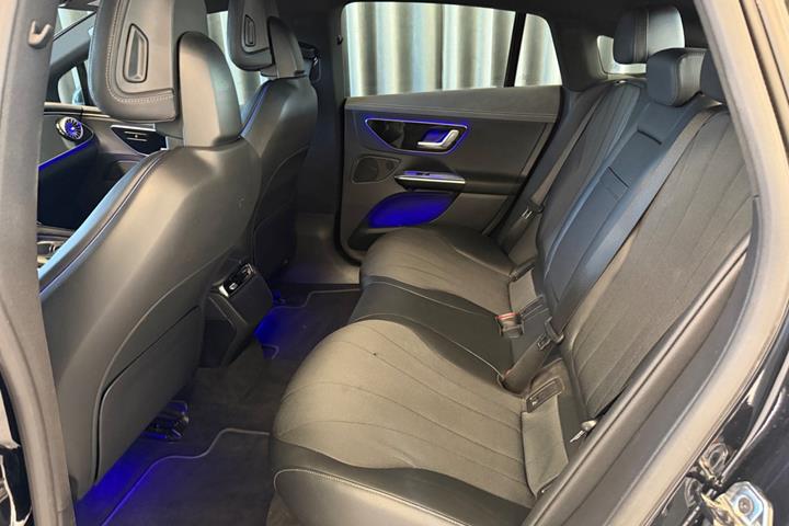 Sort Mercedes EQE300 fra 2023