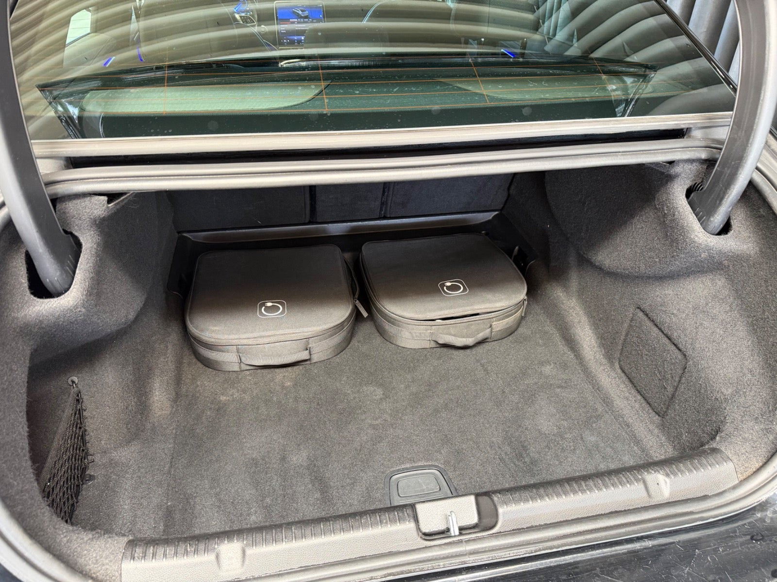 Sort Mercedes EQE300 fra 2023