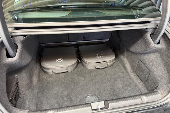 Sort Mercedes EQE300 fra 2023