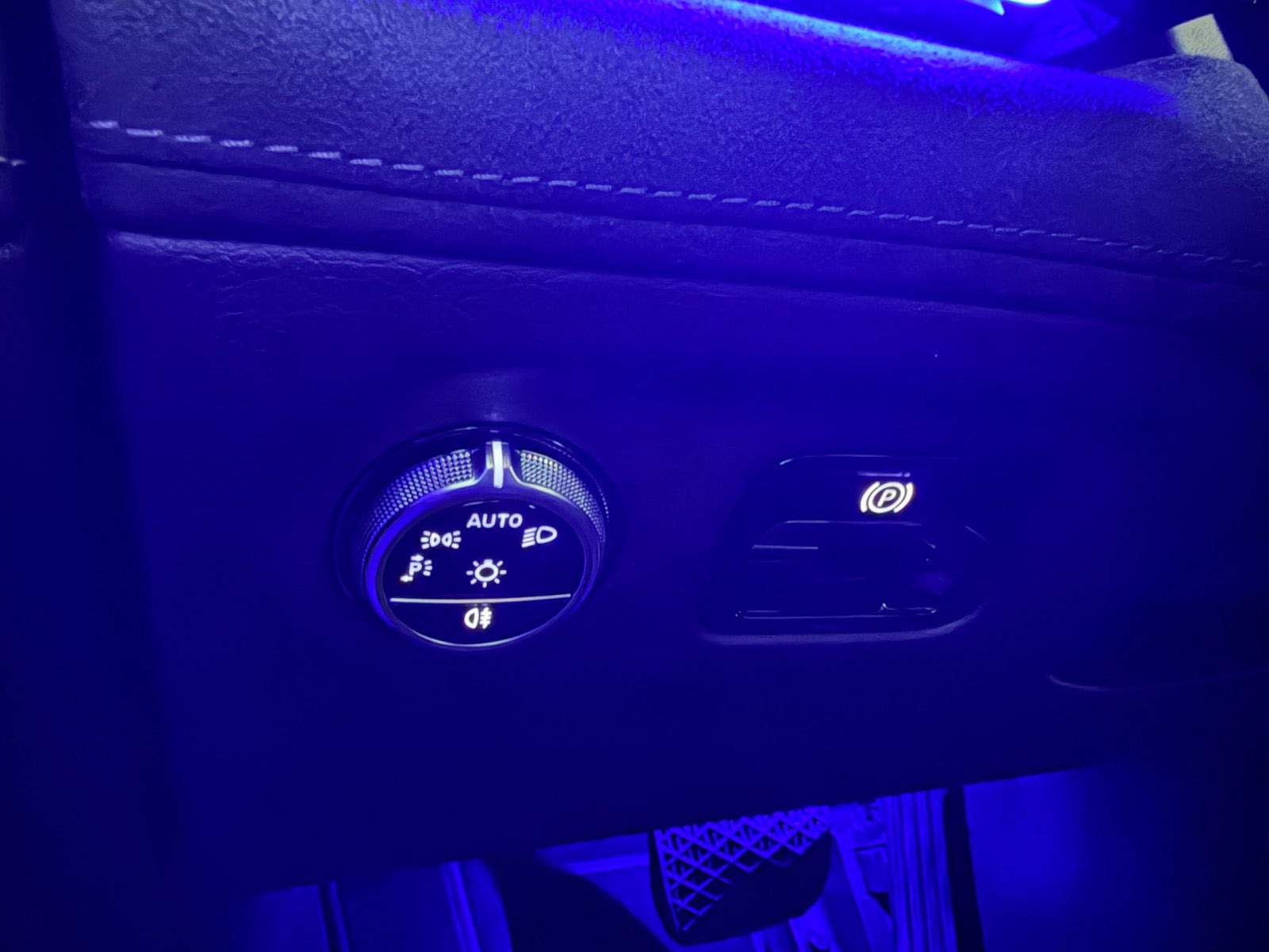 Sort Mercedes EQE300 fra 2023