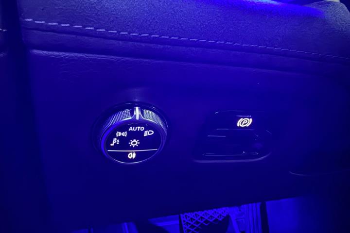 Sort Mercedes EQE300 fra 2023