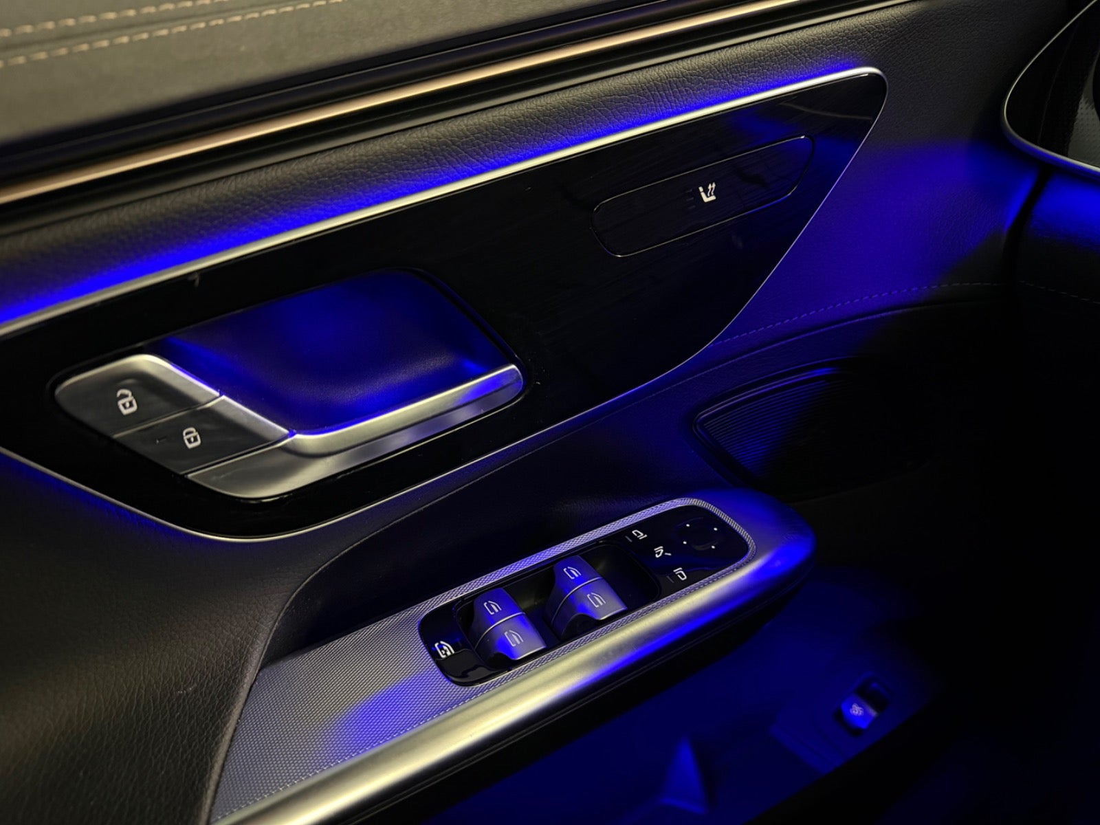 Sort Mercedes EQE300 fra 2023