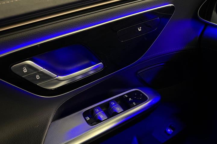 Sort Mercedes EQE300 fra 2023