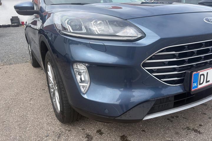 Blå Ford Kuga fra 2021
