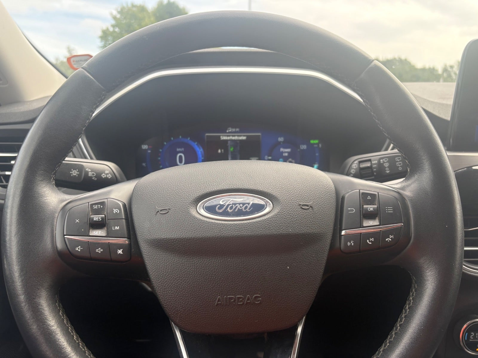 Blå Ford Kuga fra 2021