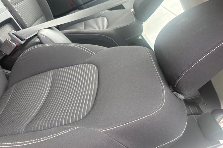 Blå Ford Kuga fra 2021