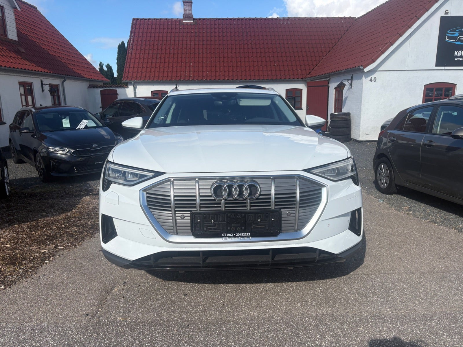 Hvid Audi e-tron fra 2020