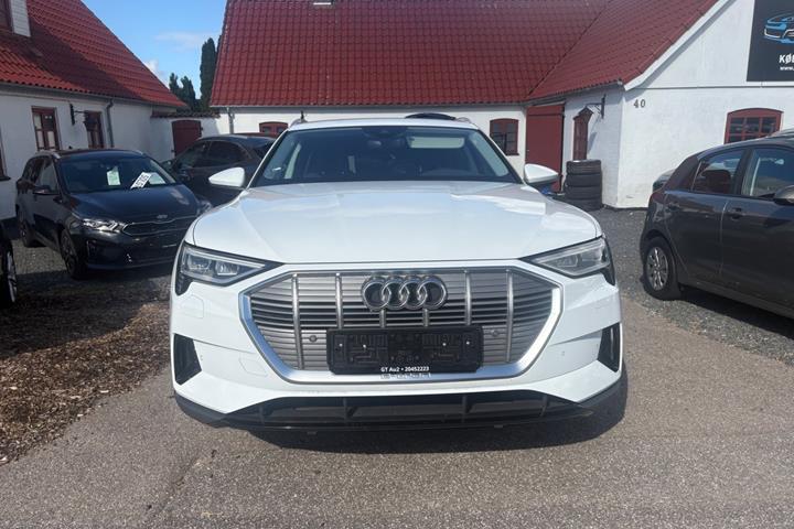 Hvid Audi e-tron fra 2020