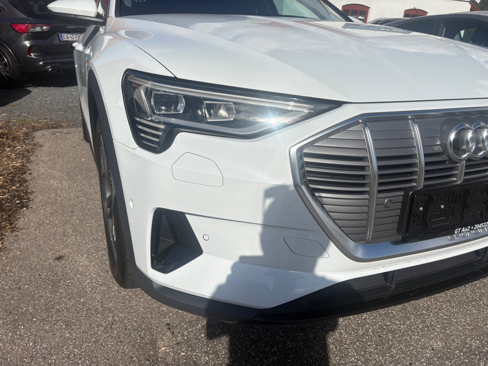 Hvid Audi e-tron fra 2020