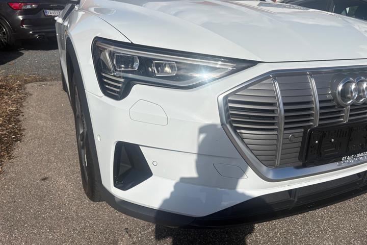Hvid Audi e-tron fra 2020
