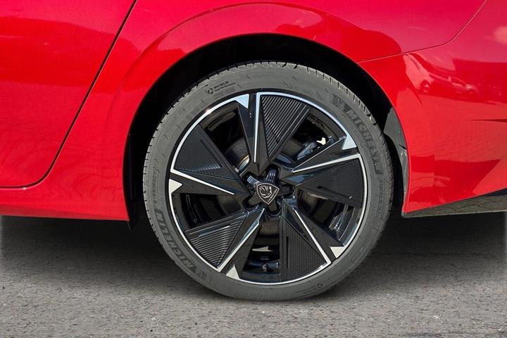 Rød Peugeot E-308 fra 2023