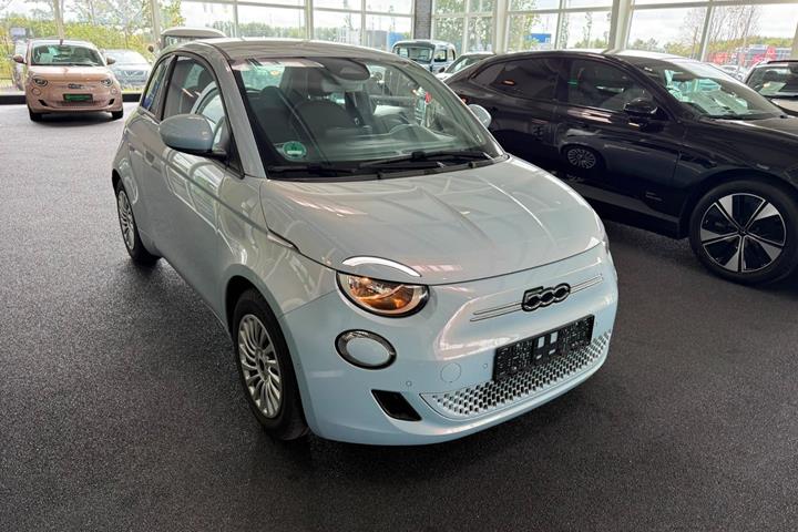 Hvid Fiat 500e fra 2023