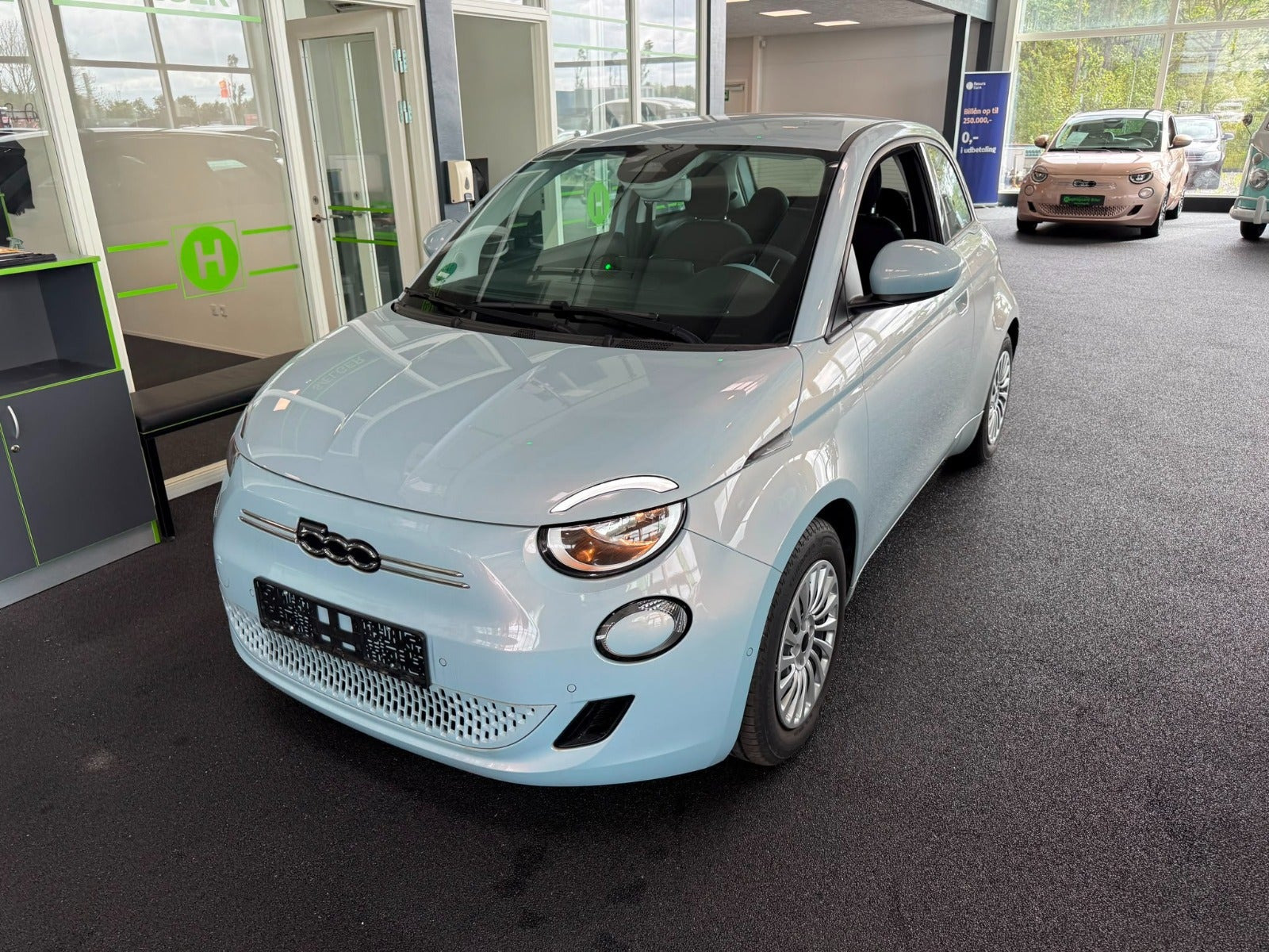 Hvid Fiat 500e fra 2023