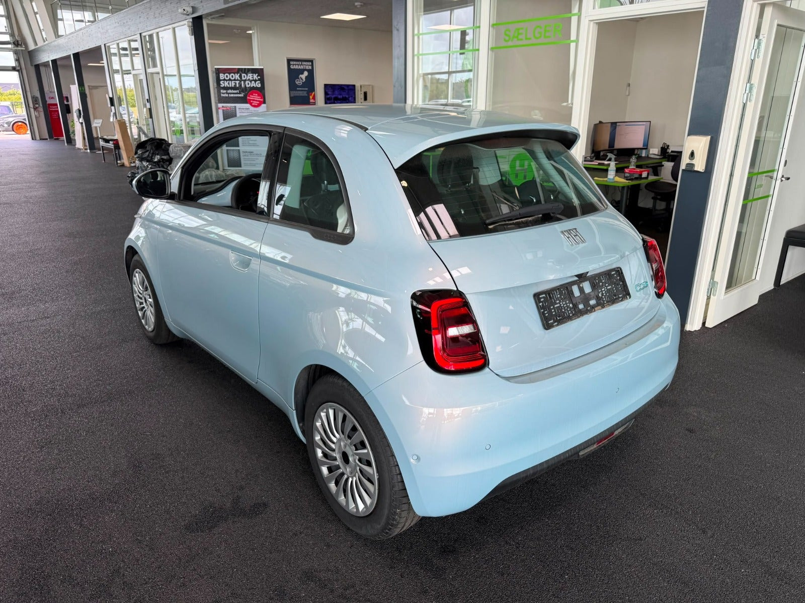 Hvid Fiat 500e fra 2023