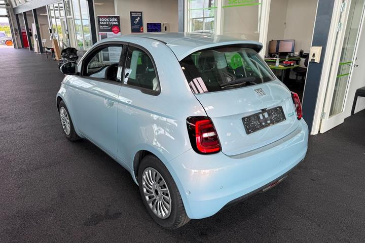 Hvid Fiat 500e fra 2023