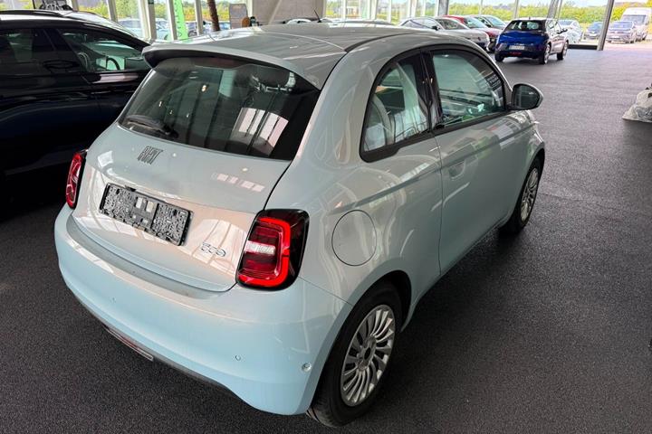 Hvid Fiat 500e fra 2023