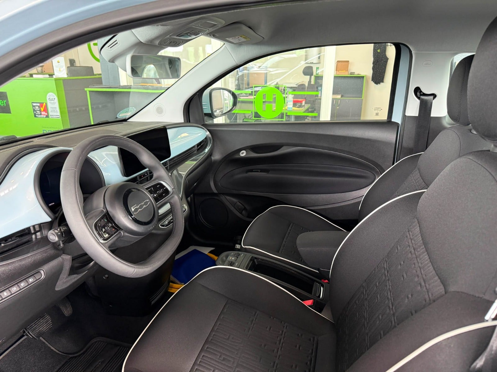 Hvid Fiat 500e fra 2023