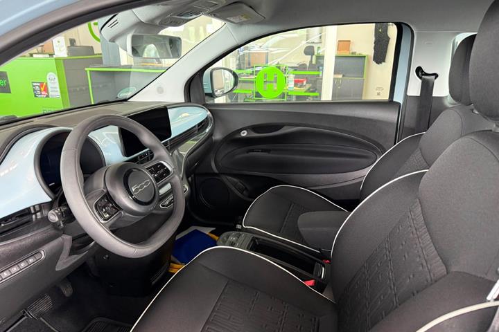Hvid Fiat 500e fra 2023