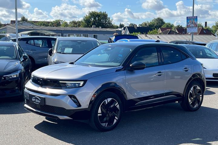 Grå Opel Mokka-e fra 2025 set udefra