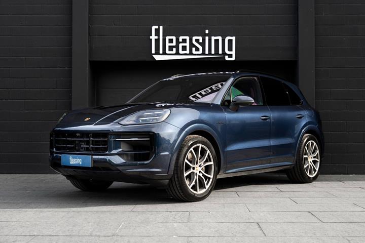 Blå Porsche Cayenne fra 2024