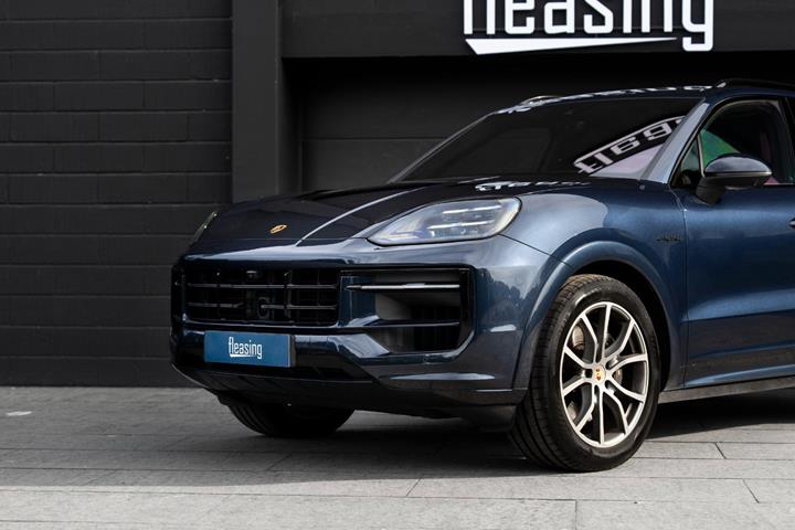 Blå Porsche Cayenne fra 2024