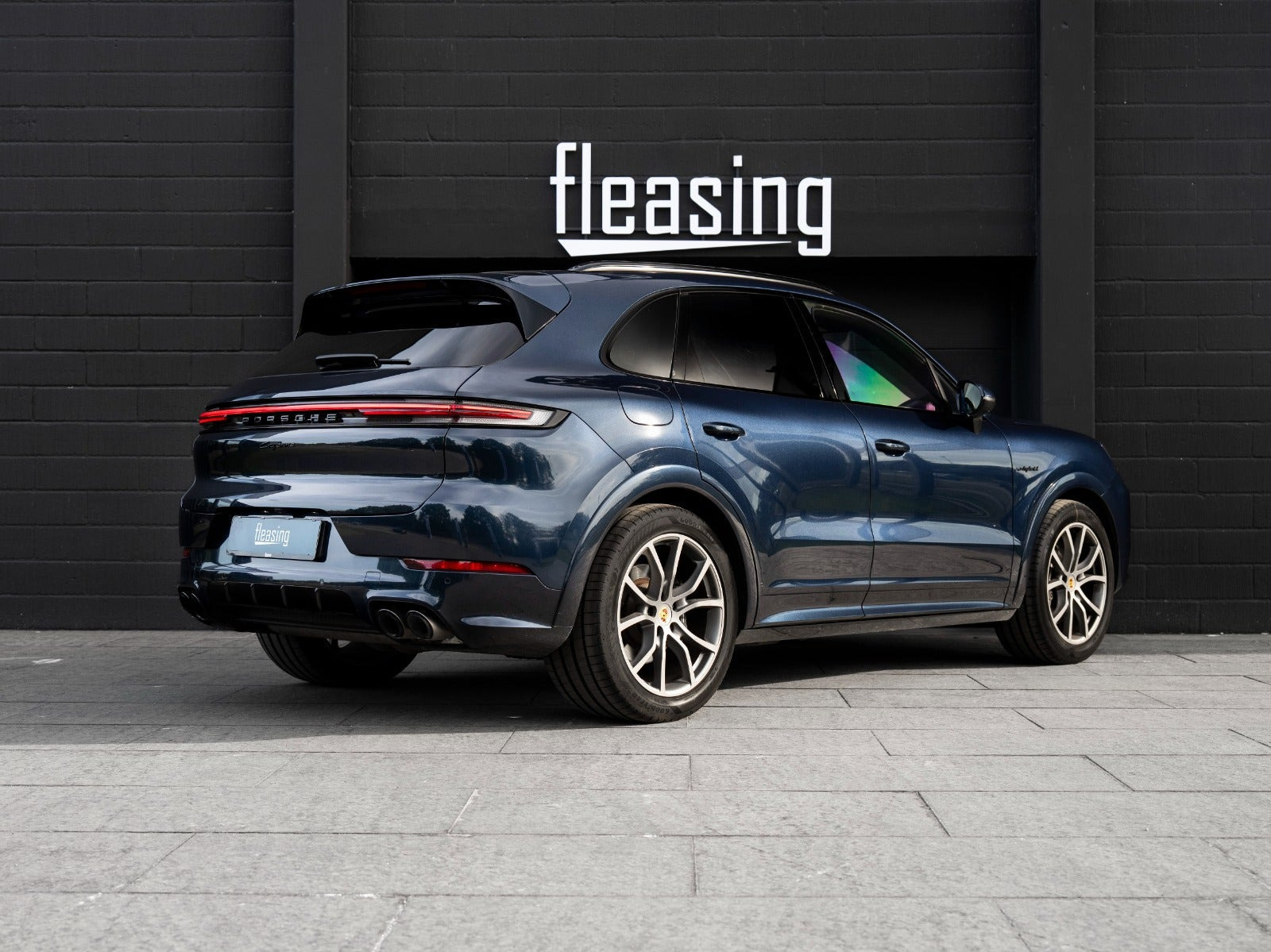 Blå Porsche Cayenne fra 2024