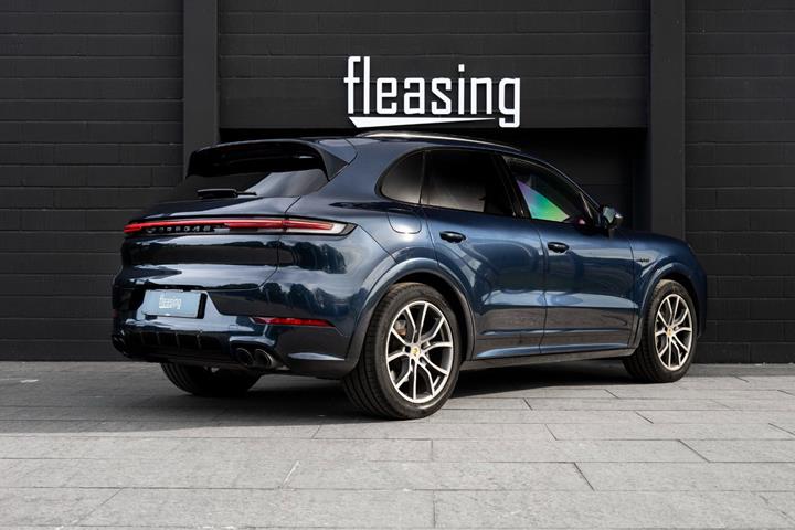 Blå Porsche Cayenne fra 2024